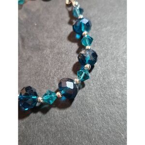 Blue glass beaded bracelet 7"